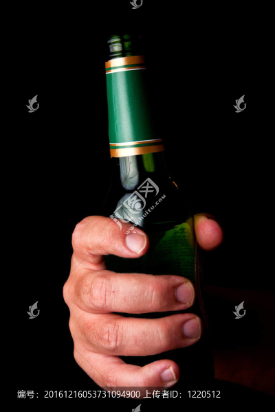 男性手持啤酒瓶