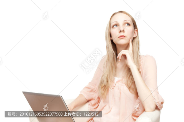 年輕漂亮的微笑女人的肖像與筆記本電腦