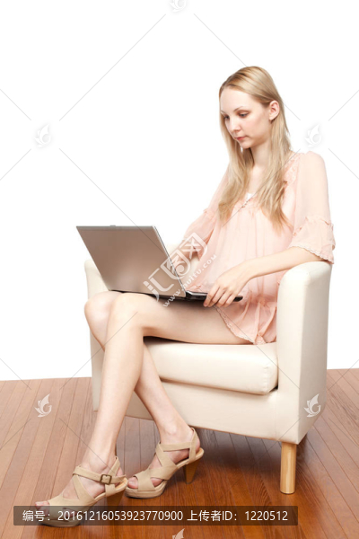 年輕漂亮的微笑女人的肖像與筆記本電腦
