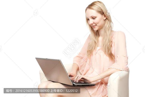 年輕漂亮的微笑女人的肖像與筆記本電腦