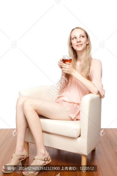 美麗的年輕女子喝茶坐