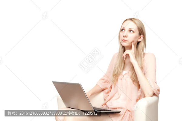 年輕漂亮的微笑女人的肖像與筆記本電腦