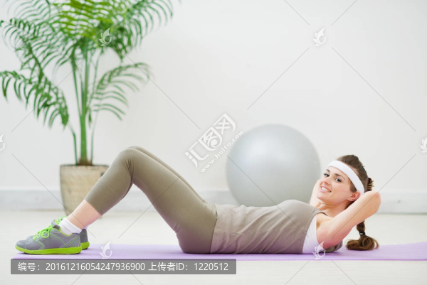 快樂苗條女人做腹部緊縮