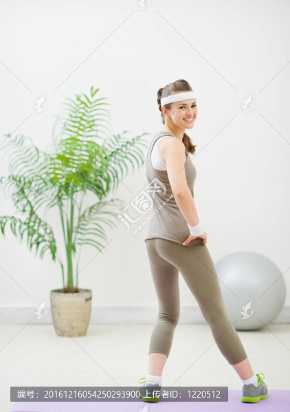 健康女子做體操的全尺寸畫(huà)像