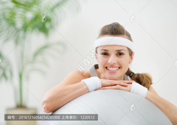 健身球上的微笑健康女性肖像