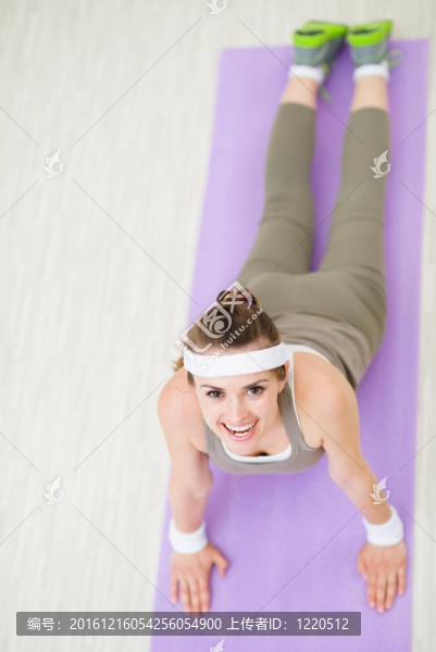 微笑健身女子健身墊做瑜伽