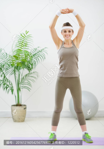 微笑健康女性做伸展運動