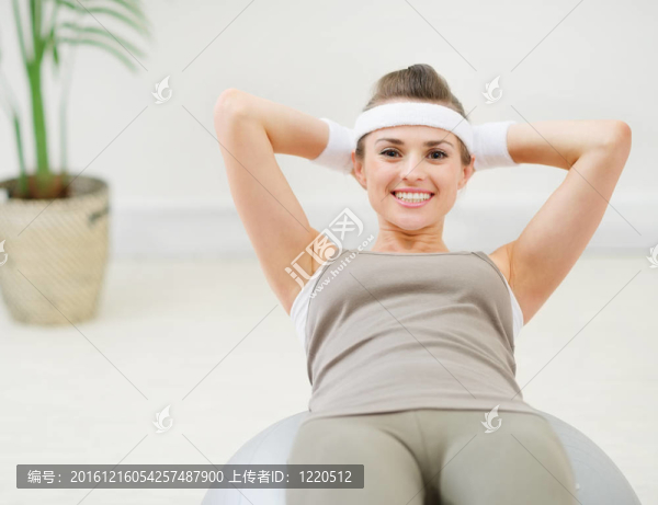健康女子做健身球腹部緊縮