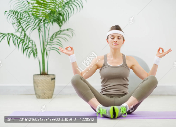 健康年輕女性冥想