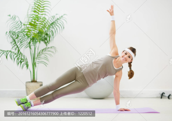 健康女子在地板上做體操