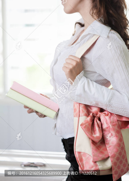 帶書的學生女孩