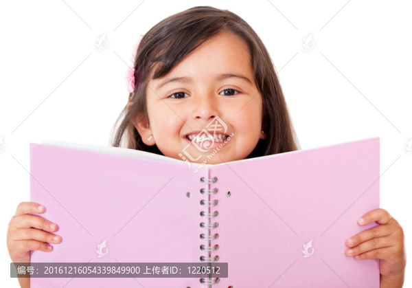 拿著筆記本的女孩