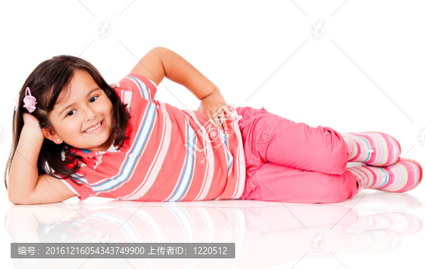可愛(ài)的女孩在地板上