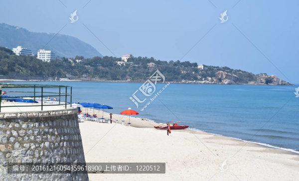 海灘上的Cefal？公寓；海灘；船；巖石；建筑；切法盧；清晰；顏色；圖像；復(fù)制；空間；天；地；邊緣；