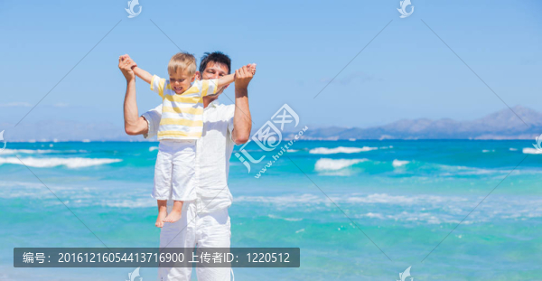 父親和兒子在海灘上玩得很開心