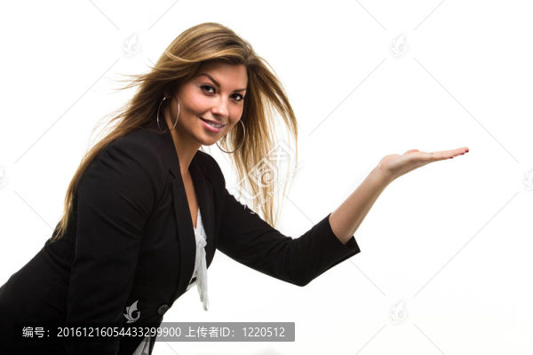 年輕的黑發(fā)女士介紹