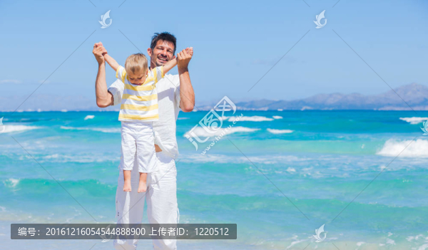 父親和兒子在海灘上玩得很開心