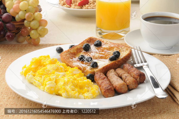 法式吐司和雞蛋早餐