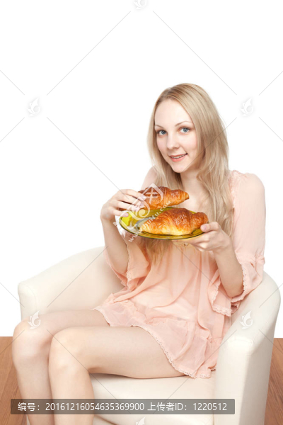 美麗健康的女人，牛角包