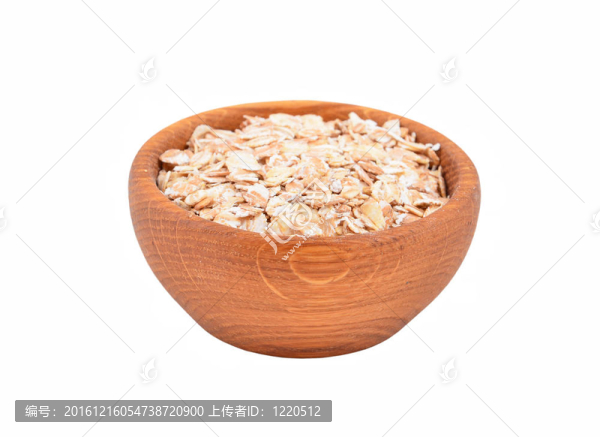 在一個(gè)木碗燕麥；白色背景隔離