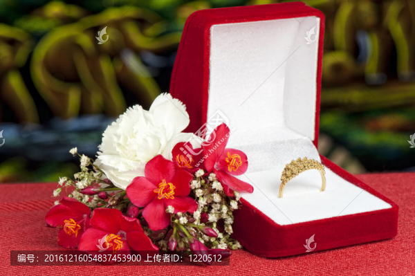 鮮花和結(jié)婚戒指