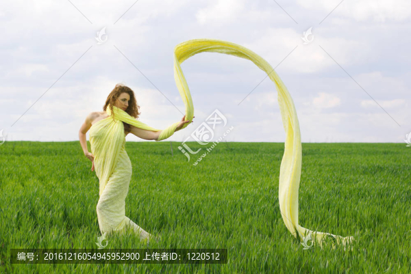 迷人的年輕女子跳舞