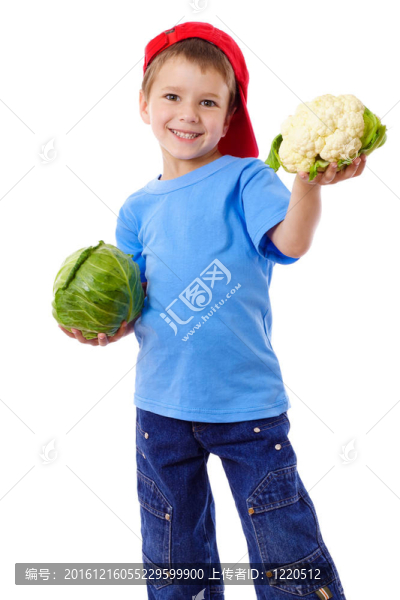 微笑的男孩與卷心菜和花椰菜