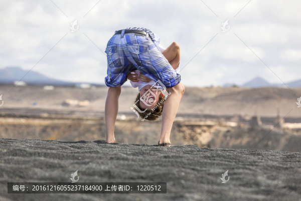 小男孩收集寶石在火山海灘