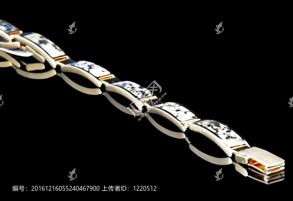 黑色背景上的金片手鐲