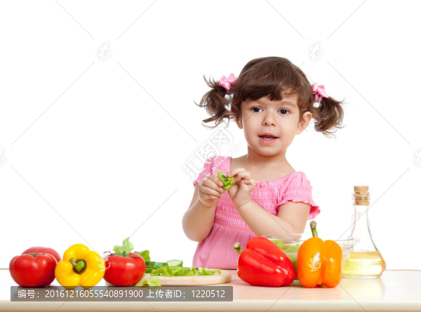 可愛的女孩準(zhǔn)備健康食品
