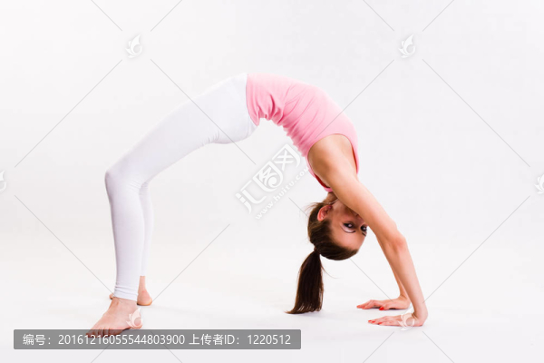 可愛的年輕健身女孩做運動。