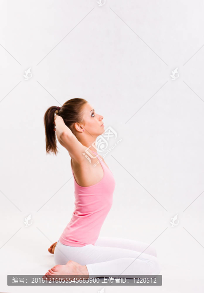 可愛的年輕健身女孩做運(yùn)動(dòng)。
