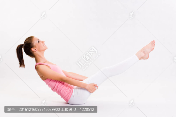 可愛的年輕健身女孩做運(yùn)動(dòng)。