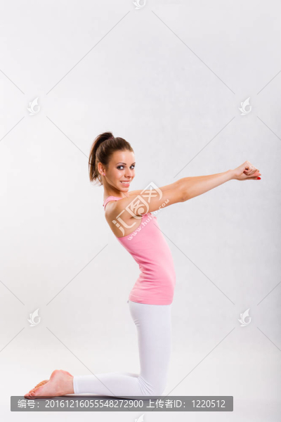 可愛的年輕健身女孩做運動。