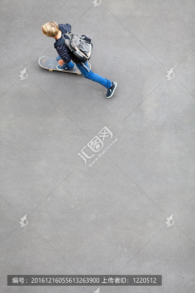 以上觀點的一個十幾歲的男孩玩滑板