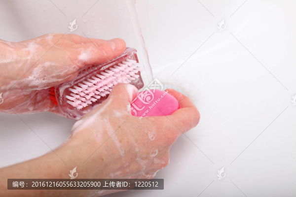 女人在浴室洗肥皂洗手