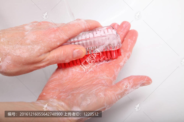 女人在浴室洗肥皂洗手