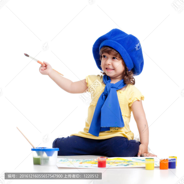 可愛的藝術家小女孩繪畫和繪畫