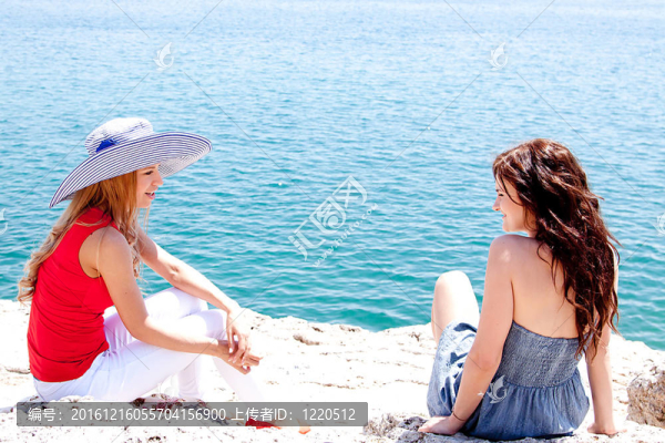 海邊的兩個女孩