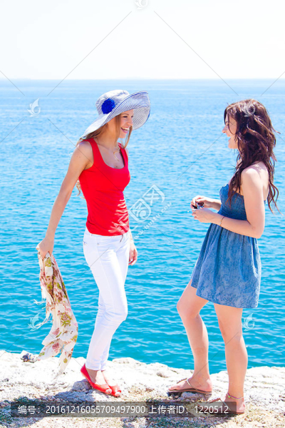 海邊的兩個女孩