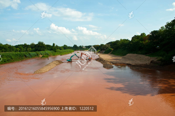 在藍(lán)色天空上提鏟斗的挖掘機(jī)裝載機(jī)