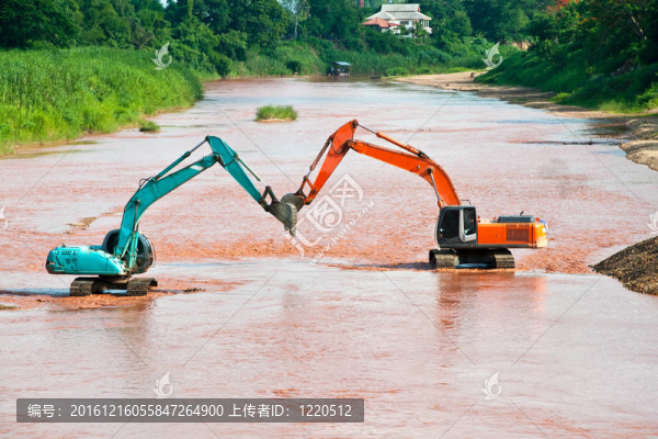 在藍(lán)色天空上提鏟斗的挖掘機(jī)裝載機(jī)