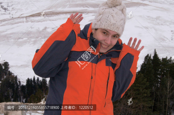 高加索山脈的女游客