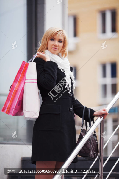 帶購(gòu)物袋的年輕女子