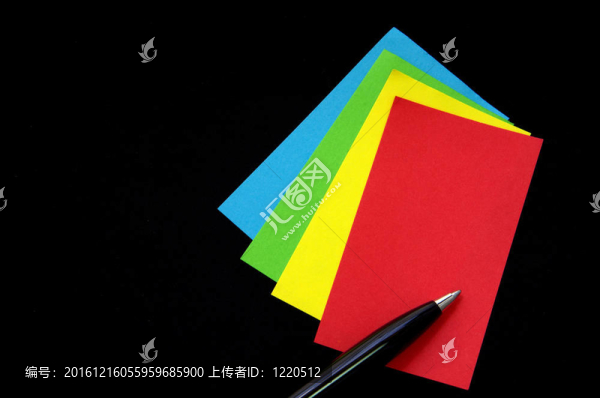 彩色紙幣和鋼筆
