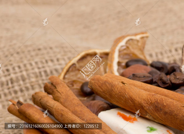 糖果；肉桂；在托盤上的堅(jiān)果和咖啡豆；在粗麻布B