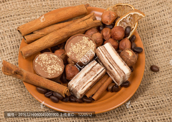 糖果；肉桂；在托盤上的堅(jiān)果和咖啡豆；在粗麻布B