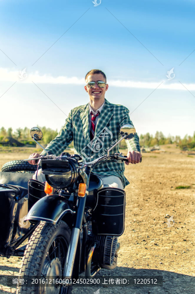 在側(cè)三輪摩托車(chē)優(yōu)雅的家伙