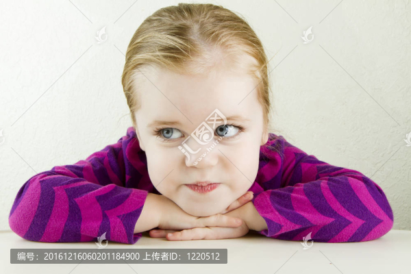 單身孤女在桌上陷入沉思