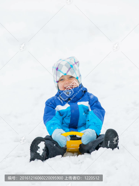 男孩在雪坡上開車。